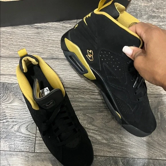 Jordan Kids Sneakers Black and Gold - Picture 6 of 11
